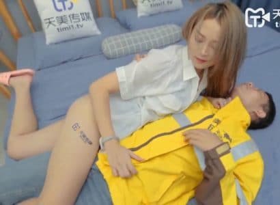 Anh shipper may mắn gặp chủ nhà dâm đãng và được 