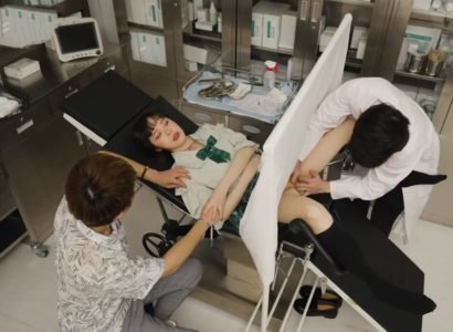 Bác sĩ địt thẳng bệnh nhân đang kiểm tra